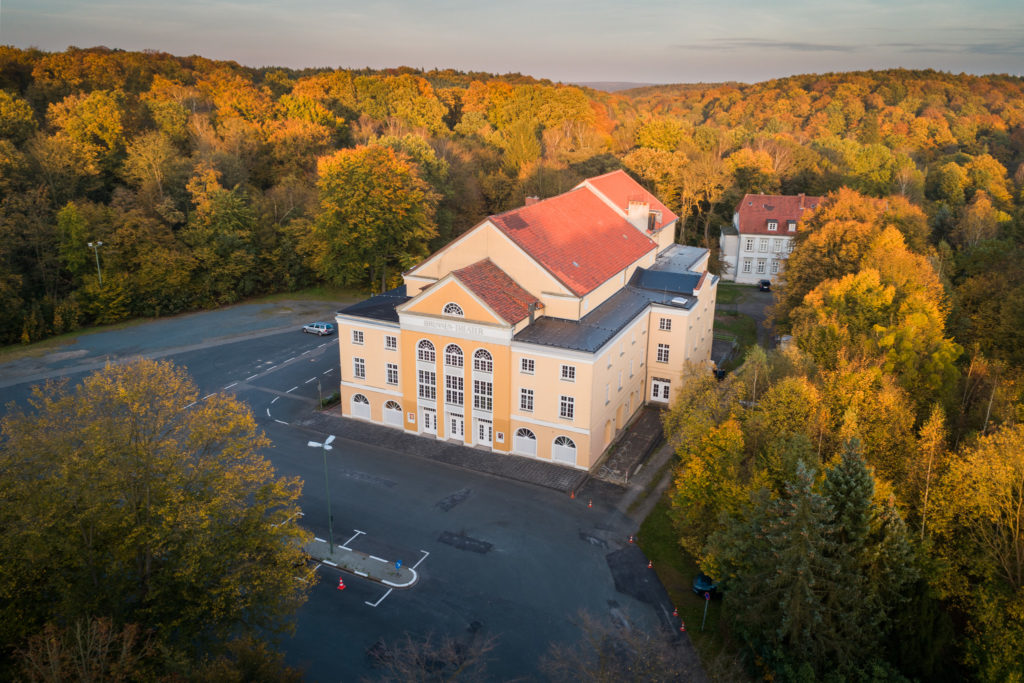 Eine Luftaufnahme des Brunnentheaters im herbstlichen Lappwald